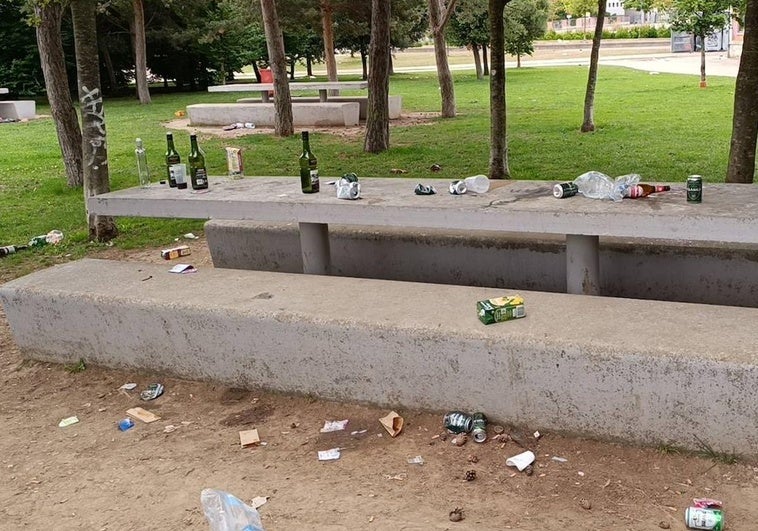 Estado de una zona del entorno del antiguo hangar tras una noche de fiesta.