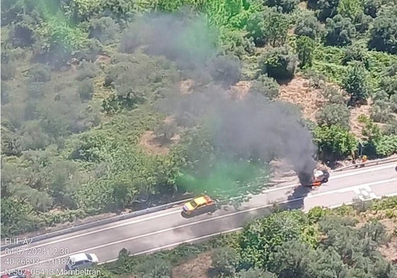 Incendio del vehículo en la carretera N-502, dentro del termino municipal de Mombeltrán.