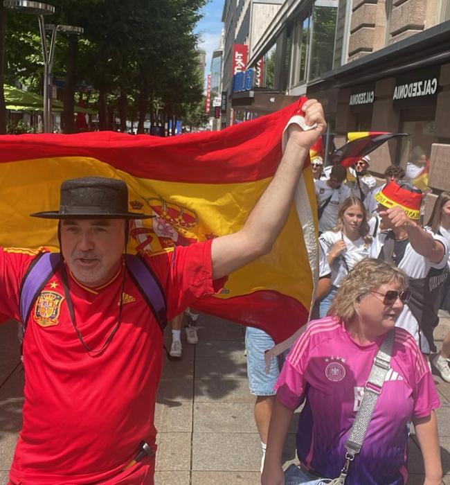 El arandino José Antonio Fuertes animando a la selección española horas previas al partido.