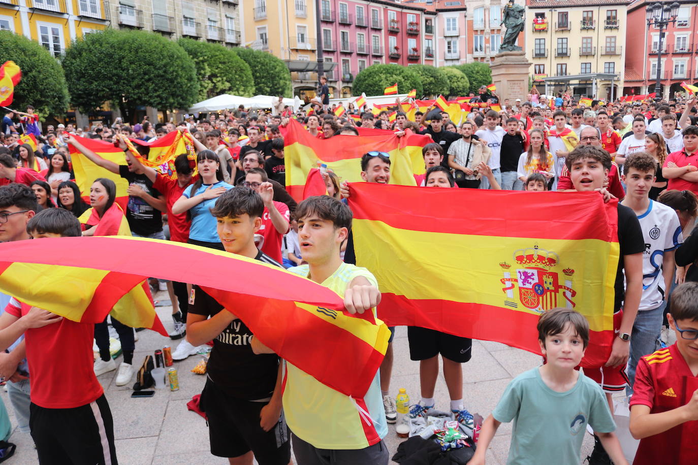 Cientos de burgaleses disfrutan de La Roja en la Plaza Mayor