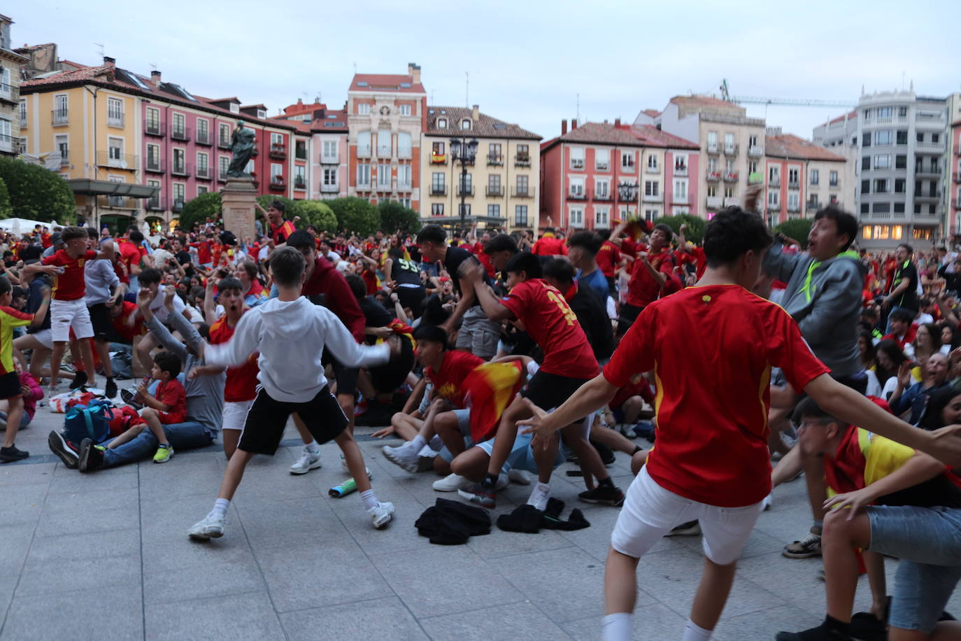 Cientos de burgaleses disfrutan de La Roja en la Plaza Mayor