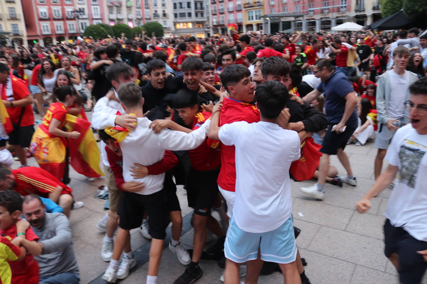 Cientos de burgaleses disfrutan de La Roja en la Plaza Mayor