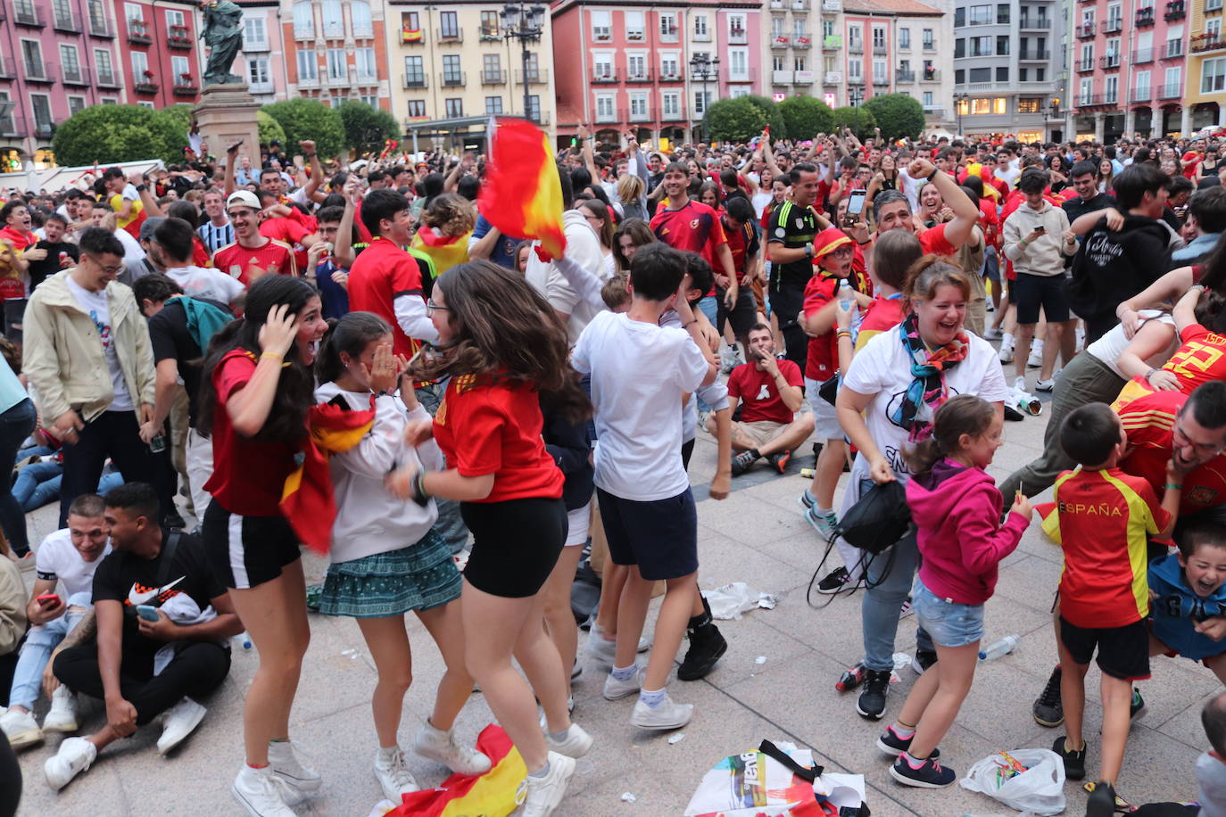 Cientos de burgaleses disfrutan de La Roja en la Plaza Mayor