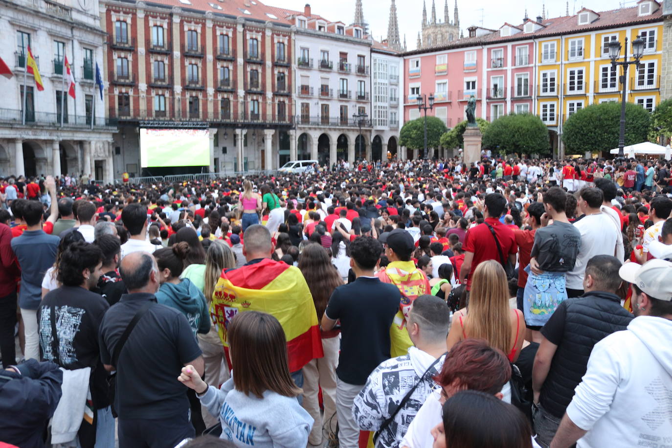 Cientos de burgaleses disfrutan de La Roja en la Plaza Mayor