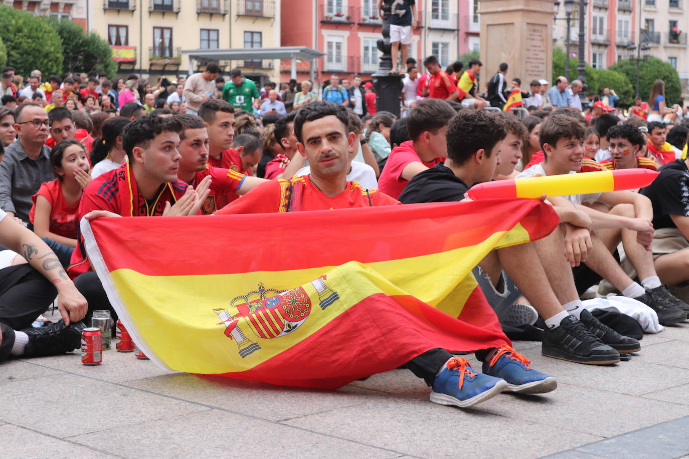 Cientos de burgaleses disfrutan de La Roja en la Plaza Mayor