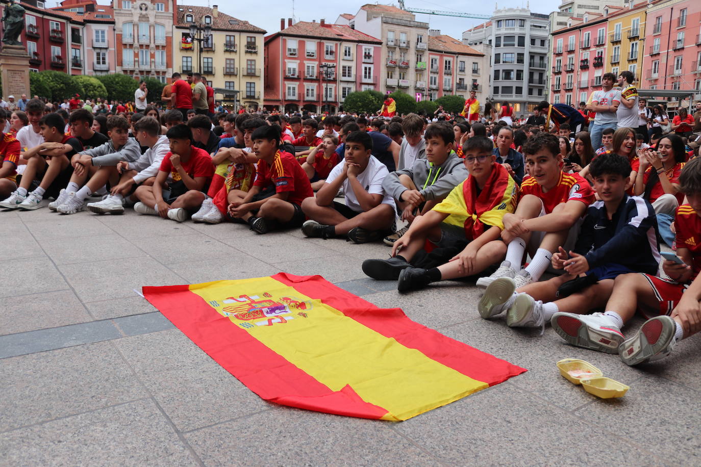 Cientos de burgaleses disfrutan de La Roja en la Plaza Mayor