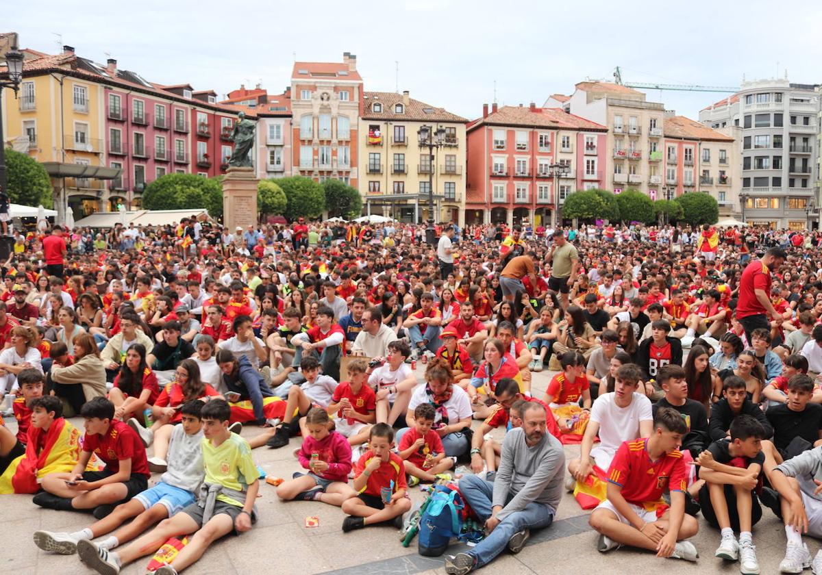 Cientos de burgaleses disfrutan de La Roja en la Plaza Mayor