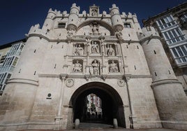 El Arco se abre grandioso al pie de la Catedral.