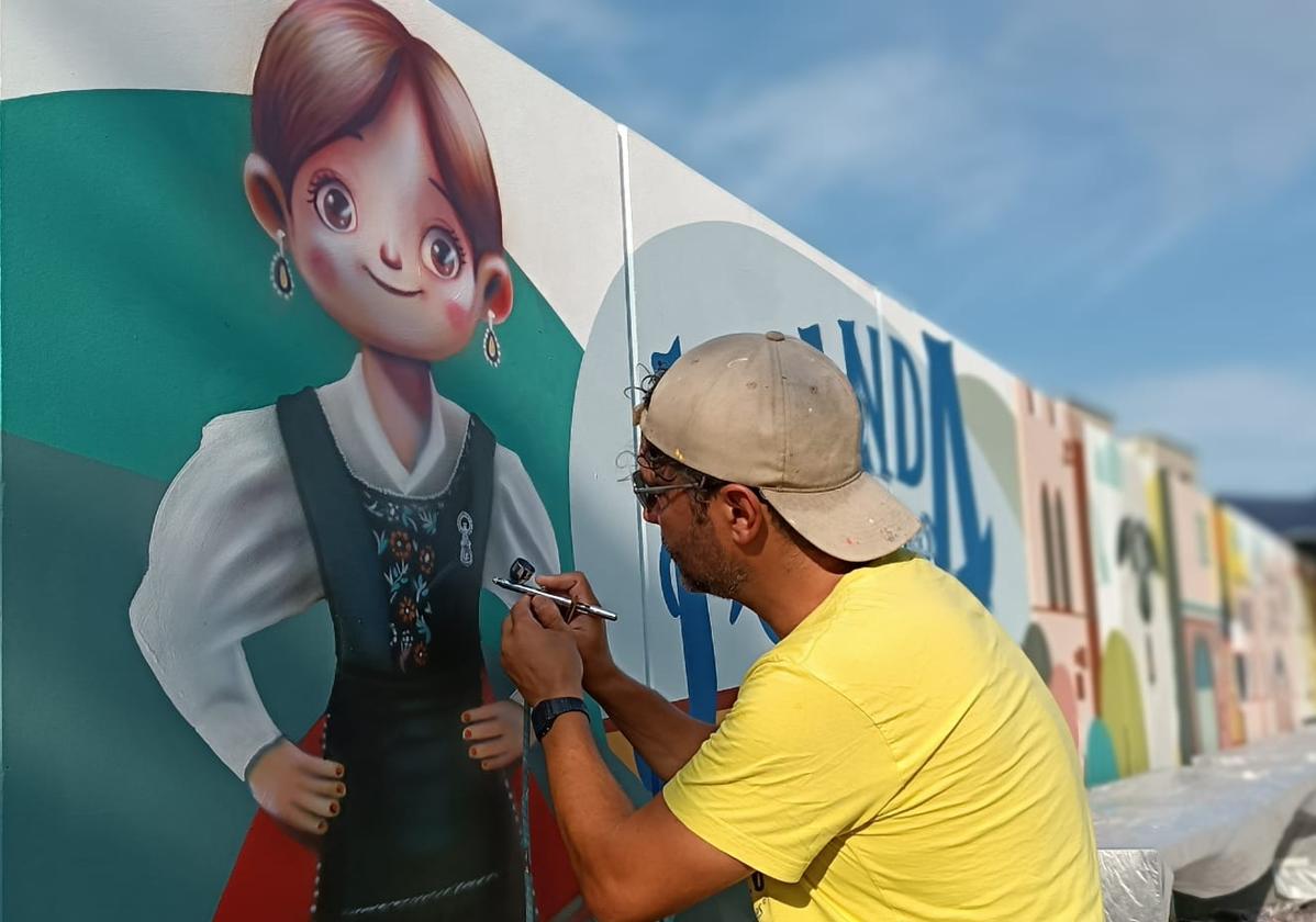 El artista arandino Nano Lázaro pintando uno de los murales en Langen, Alemania.