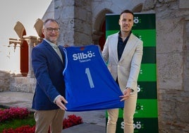 Jorge Morán, el CEO de Silbö Telecom, (izda.) y Félix Sancho, el presidente del San Pablo Burgos, con la nueva camiseta del equipo burgalés.