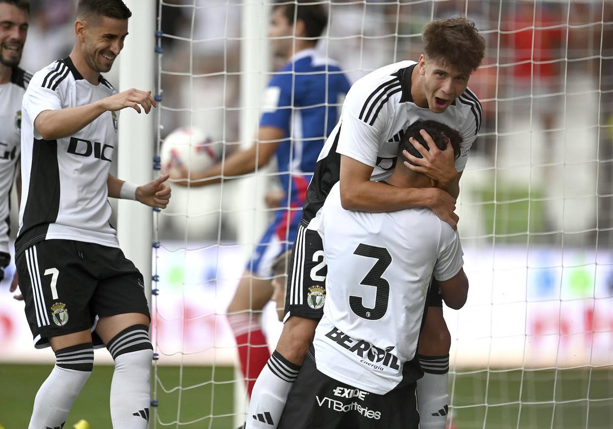 Celebración de uno de los goles del Burgos CF en El Plantío frente al Athletic.