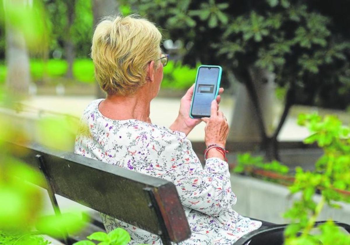 Imagen de archivo de una mujer consultando su teléfono móvil.