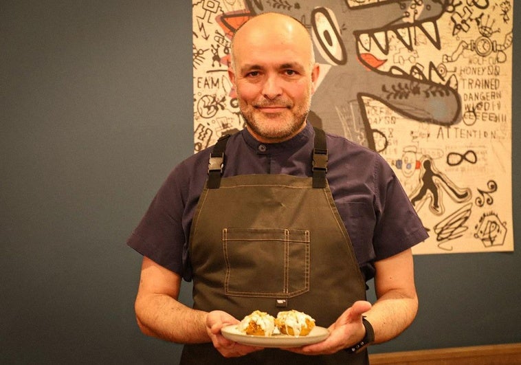 Fernando, propietario del restaurante Mushroom, con sus champis rellenos