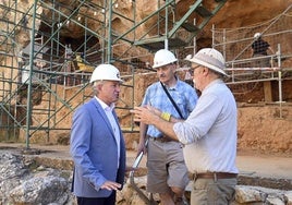 Nicanor Sen, delegado del Gobierno en Castilla y León, con José María Bermúdez de Castro y Eudald Carbonell.