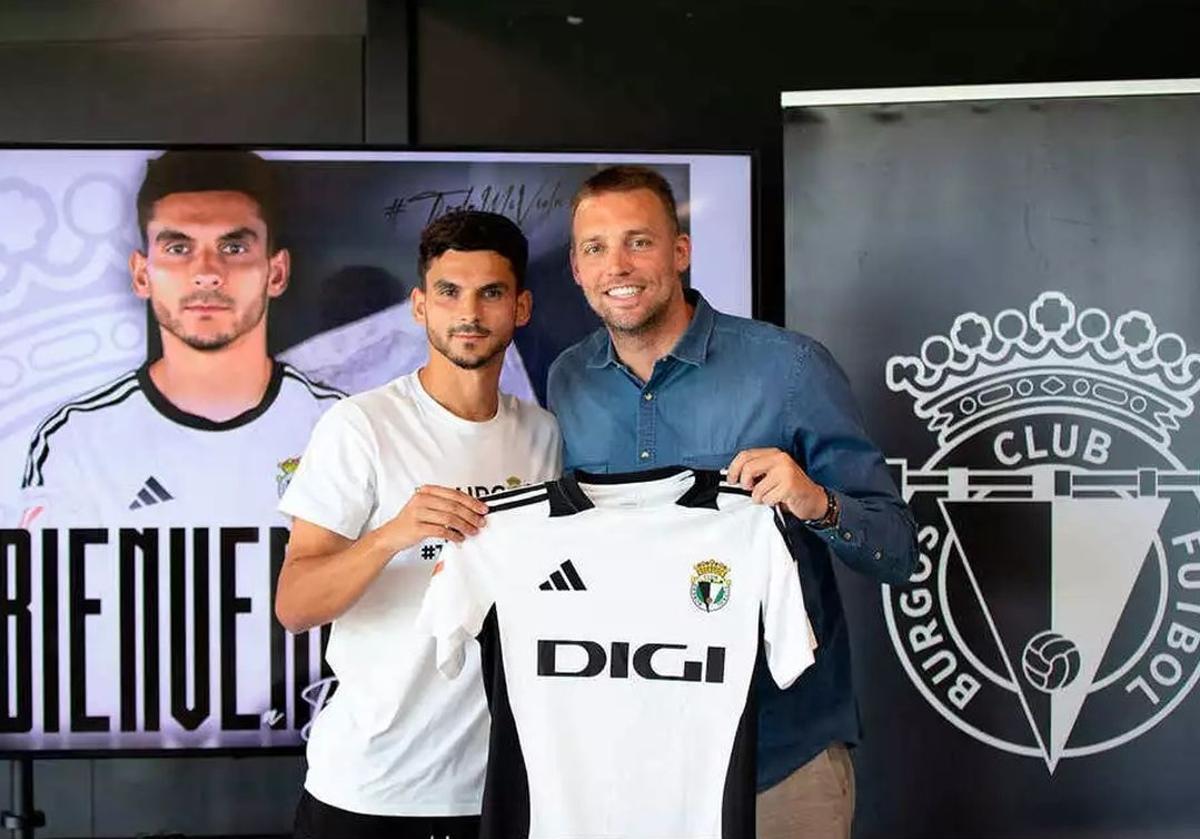 Florian Miguel, junto a Michu durante su presentación oficial.