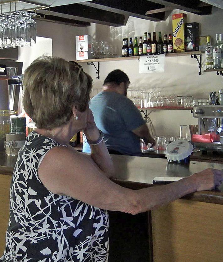 Imagen secundaria 2 - Adrián con los vecinos en la cantina de Quintanilla de las Viñas. 