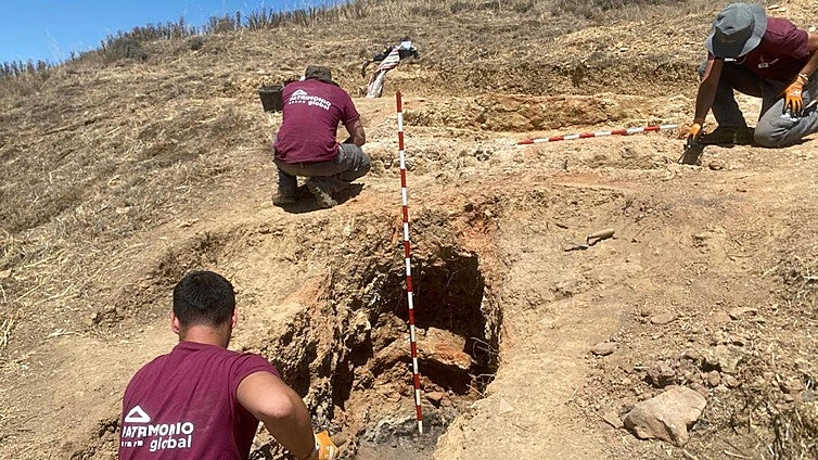 Castrillo inicia una nueva prospección en La Mota con la aparición de varios hornos