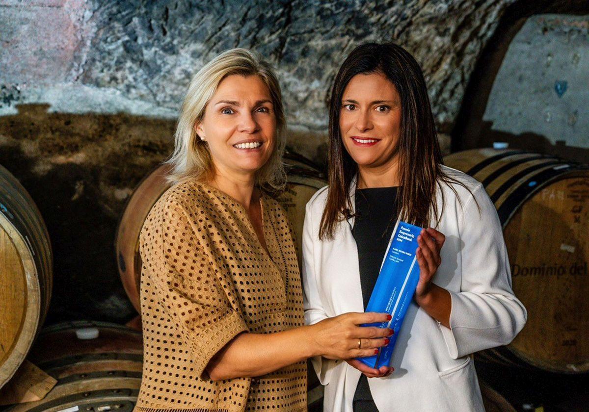 Belén Martín, directora territorial de CaixaBank en Castilla y León, entrega el premio a Isabel Rodero.