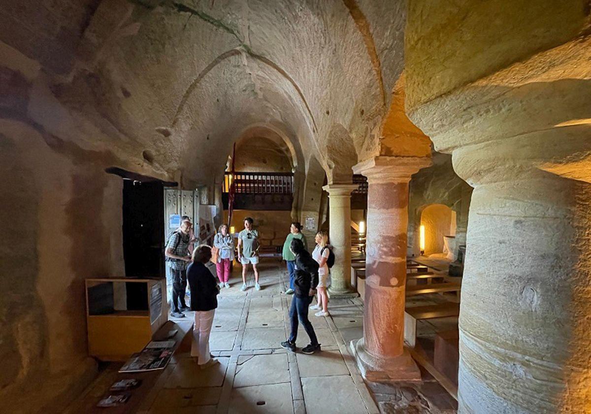 Imagen principal - Arriba, visita a la Ermita Rupestre de Olleros de Pisuerga; Cueva de los Franceses, abajo a la izquierda, y el Espacio Natural de las Tuerces (a la derecha); 