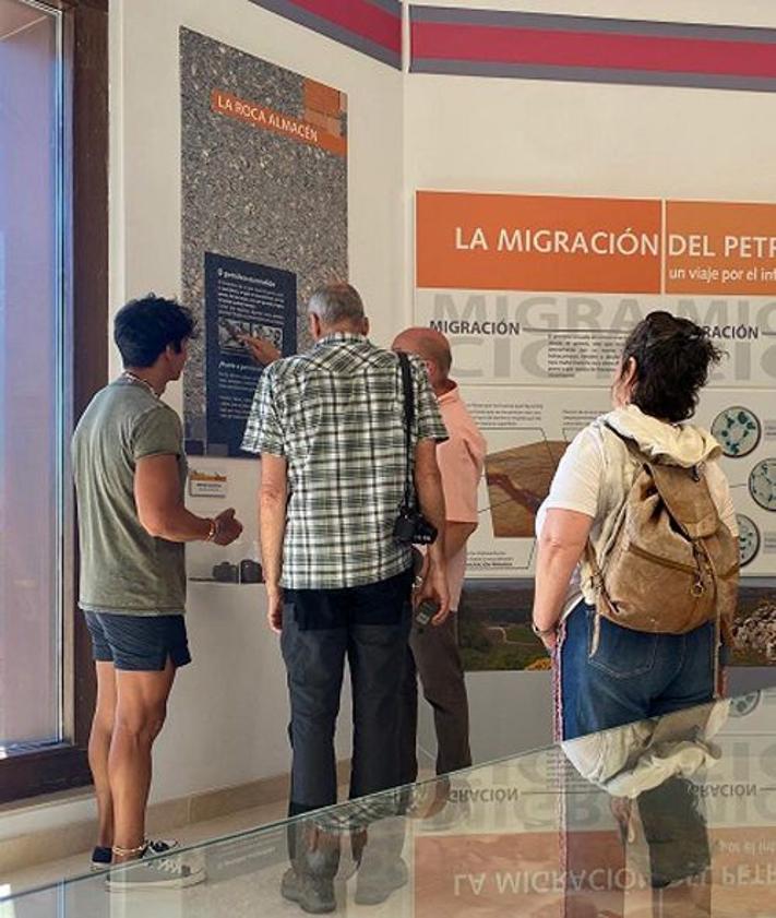 Imagen secundaria 2 - Arriba, despedida de los evaluadores; Visita al Dolmén de la Cabaña y al Museo del Petróleo. 