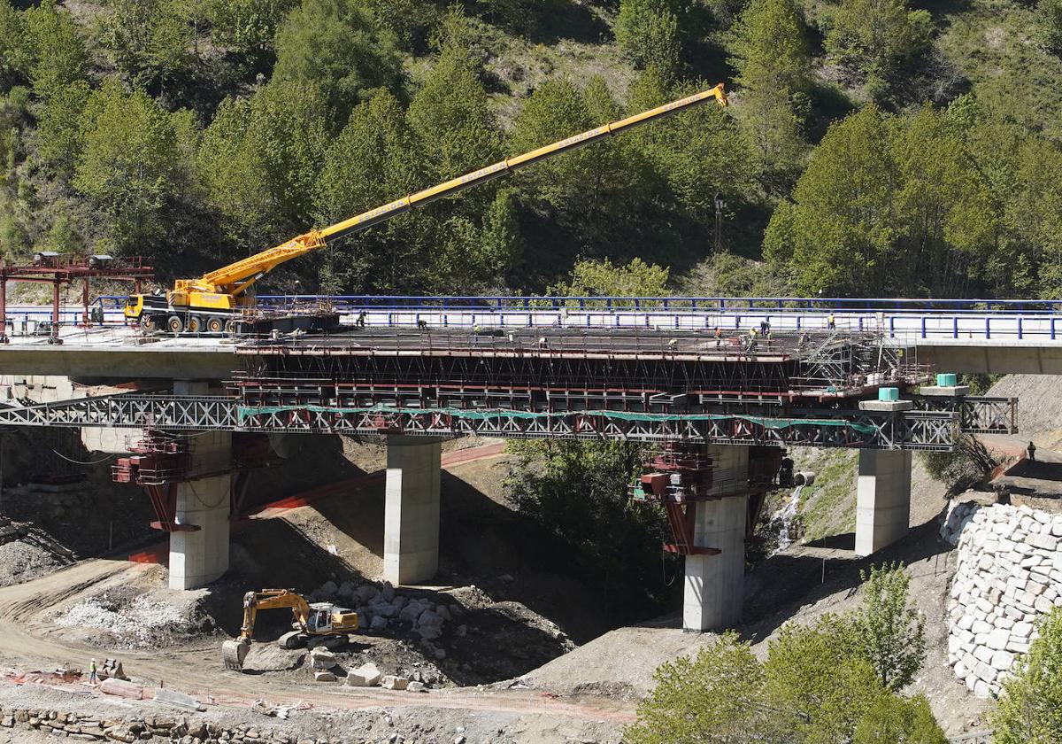 Obras de construcción de un viaducto.