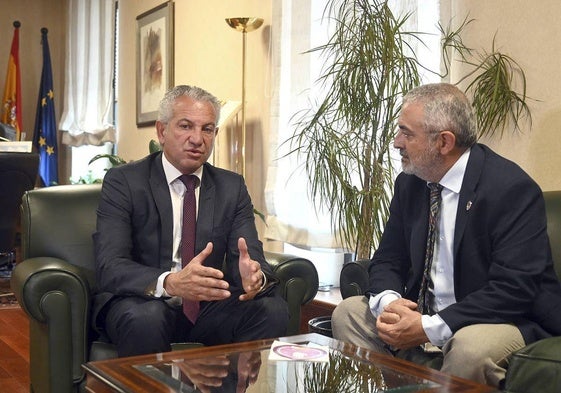 Nicanor Sen, delegado del Gobierno en Castilla y León, (izda.) conversa con Pedro de la Fuente, subdelegado del Gobierno en Burgos.