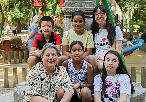 Las niñas saharauis, Leila y Asuja (centro) posan junto a sus familias de acogida burgalesas