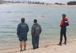 Los servicios de empergencias en la playa del Embalse del Ebro, en Arija, Burgos.