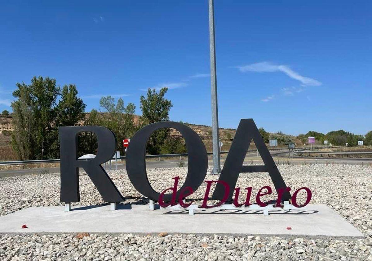 Rotonda de acceso a Roa donde se han instalado las letras que foman el nombre de la localidad.