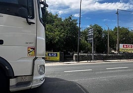 Carteles reivindicativos pidiendo la A-12 al paso por Ibeas.