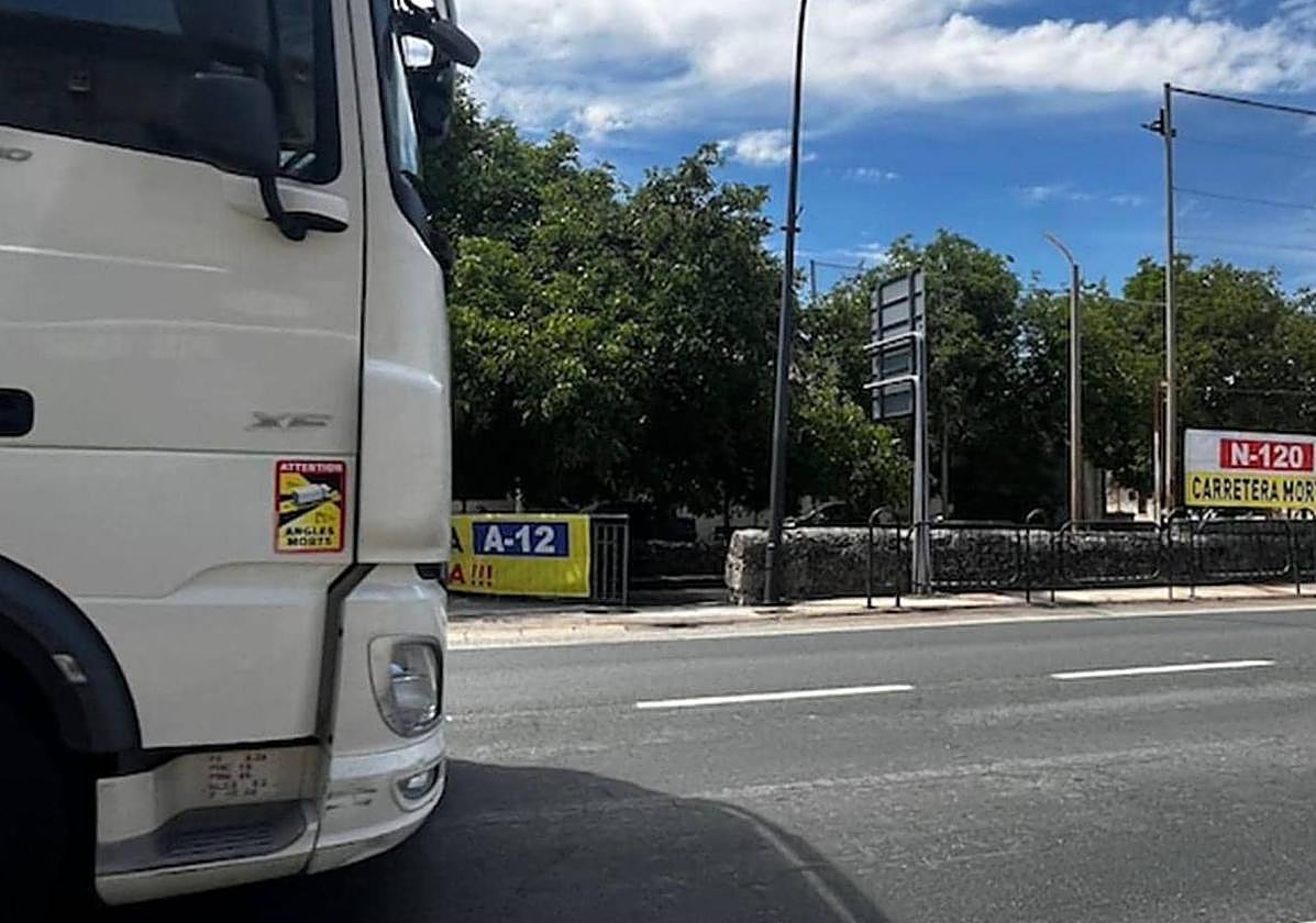 Carteles reivindicativos pidiendo la A-12 al paso por Ibeas.