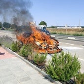 Arde un coche en la N-120 en Castañares