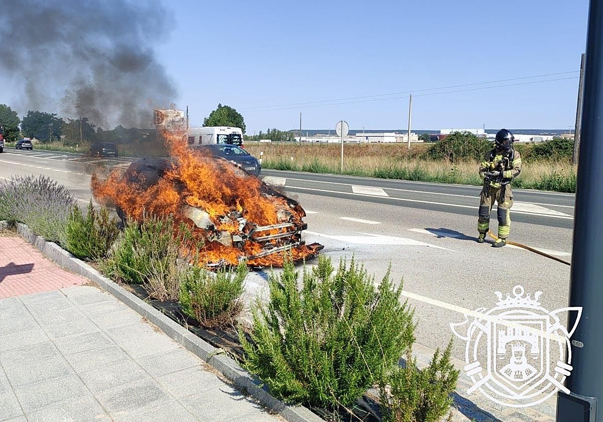El coche estaba ardiendo en plena carretera de Logroño.