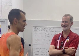 Dani Arce, junto al rey Felipe VI, tras la clasificarse para la final del 3.000 obstáculos.