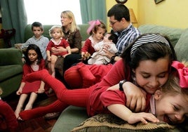 Imagen de archivo de una familia numerosa.