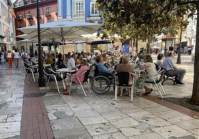 Gente en la terraza de un bar de Burgos