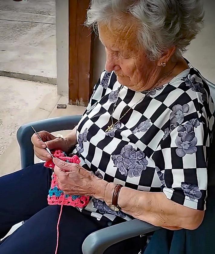 Imagen secundaria 2 - Algunas de las mandalas que ya han elaborado y una de las mujeres tejiendo. 