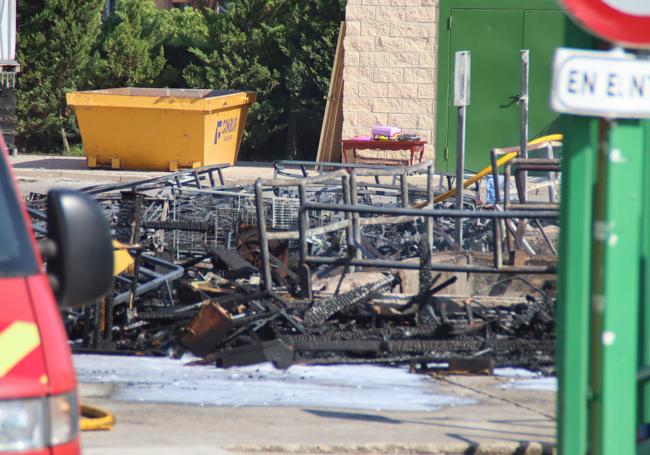 Restos del incendio en el punto limpio norte de Burgos.