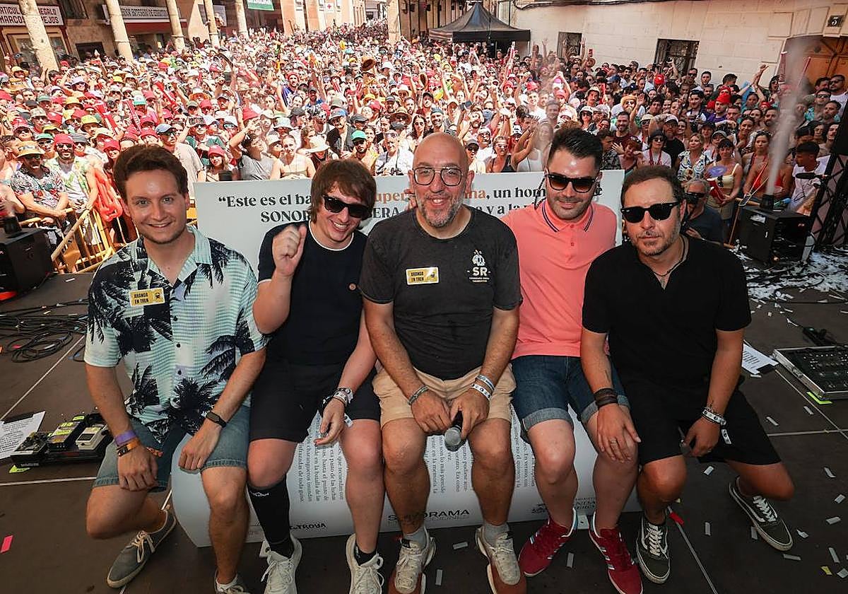 A la Izquierda, el alcalde de Aranda de Duero, Antonio Linaje y en el centro, Jaime Gandía (Supersubmarina), Javier Ajenjo, director del Sonorama y Jose Chino (Supersubmarina).