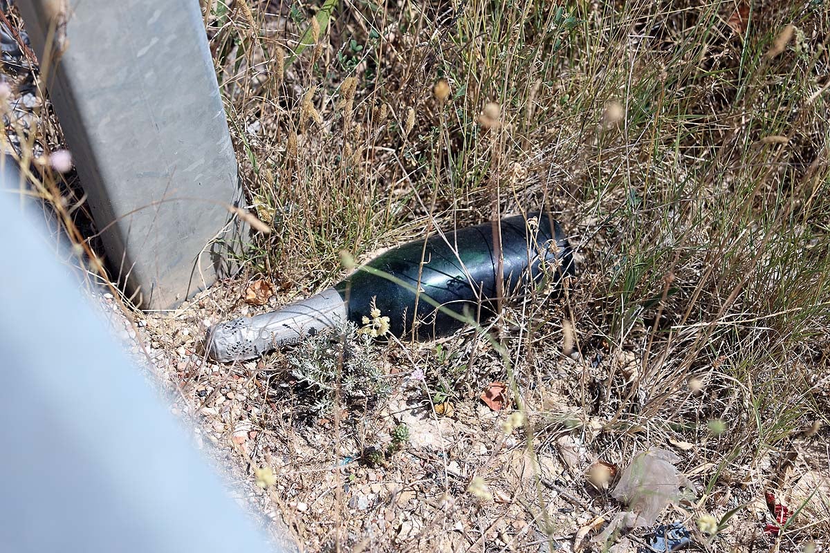 Basura en los exteriores de los centros de residuos.