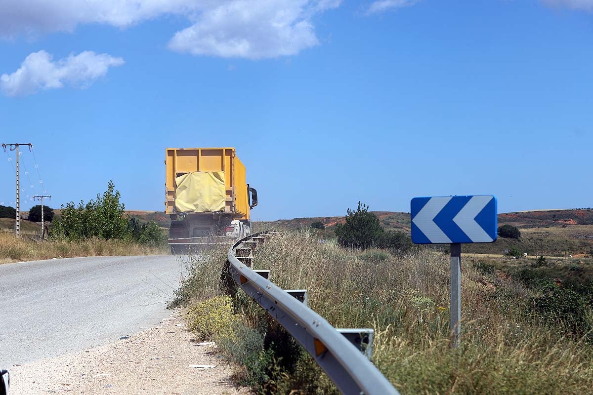 Un camión se dirige hacia el vertedero. Abajas se queja de que su carretera soporta el tránsito de muchos camiones.