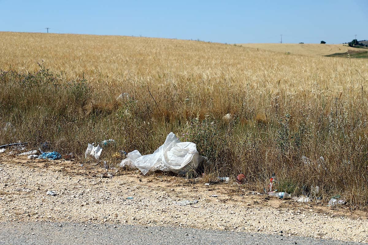 Basura en el exterior de los centros de residuos.