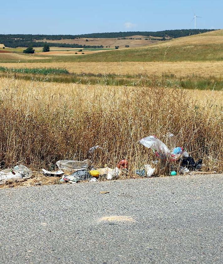 Imagen secundaria 2 - Basura en el exterior de los centros de residuos. 