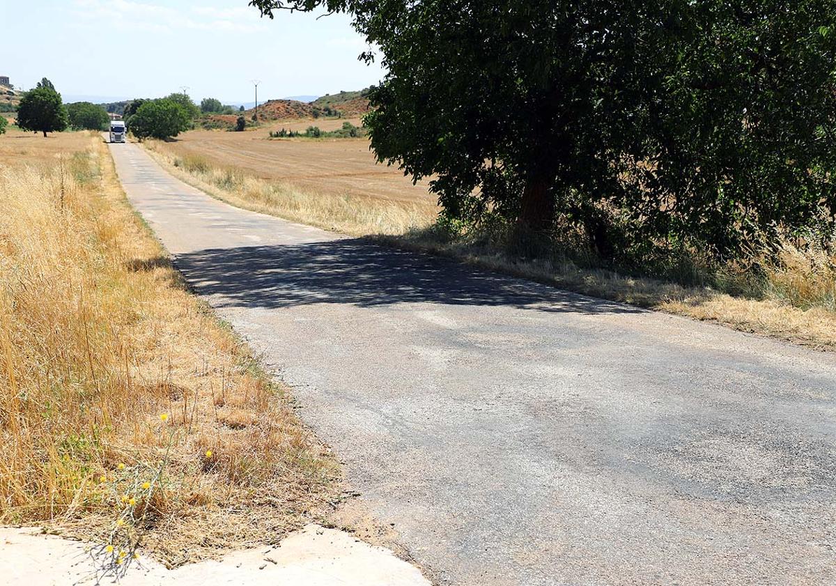 Imagen principal - La carretera que lleva a Abajas es estrecha, en pendiente, con curvas y firme en mal estado. 