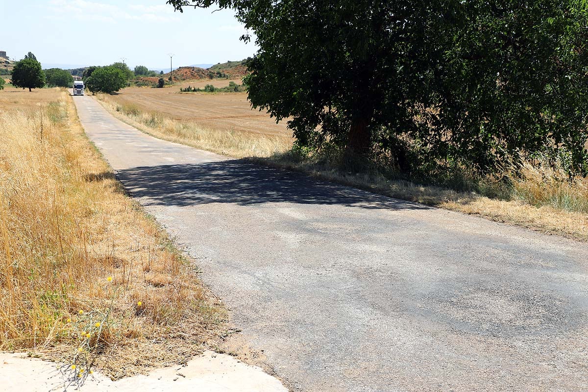 Carretera en mal estado, estrecha, con curvas y en pendiente que lleva a Abajas.