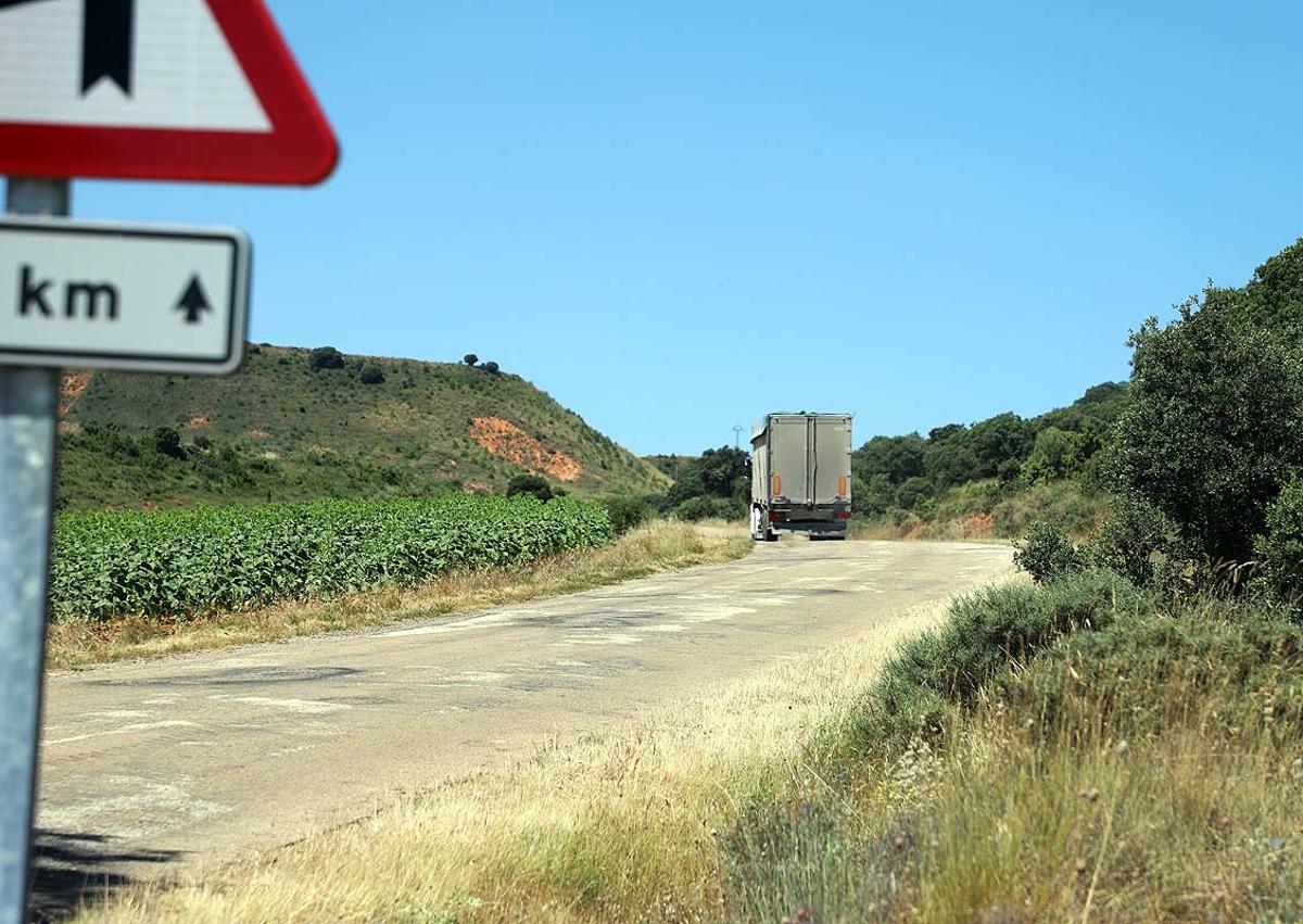 Imagen secundaria 1 - La carretera que lleva a Abajas es estrecha, en pendiente, con curvas y firme en mal estado. 