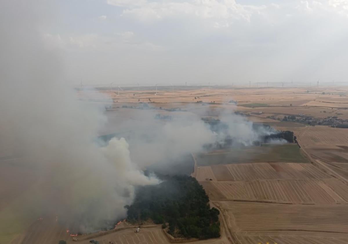 Imagen principal - Imágenes aéreas de los últimos incendios registrados en Burgos.