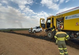 Medios de extinción trabajando en el fuego del domingo surgido entre Villacienzo y Renuncio.