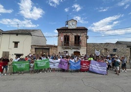 Vecinos de Villatuelda y pueblos vecinos gritan contra la granja porcina.