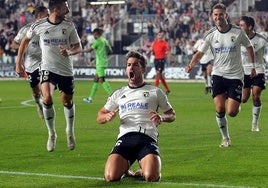 Curro, celebrando un gol en El Plantío.